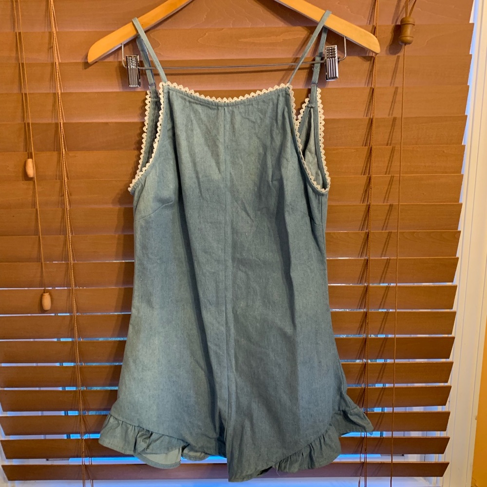 🔥{WYLDR} Flirty Blue Jean Romper w/Lace Sz XS